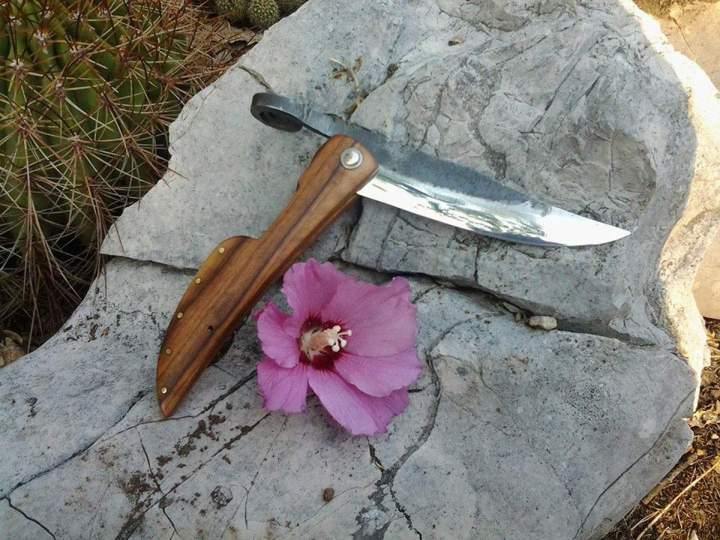 Fabrication de couteaux de poche pratiques et précis